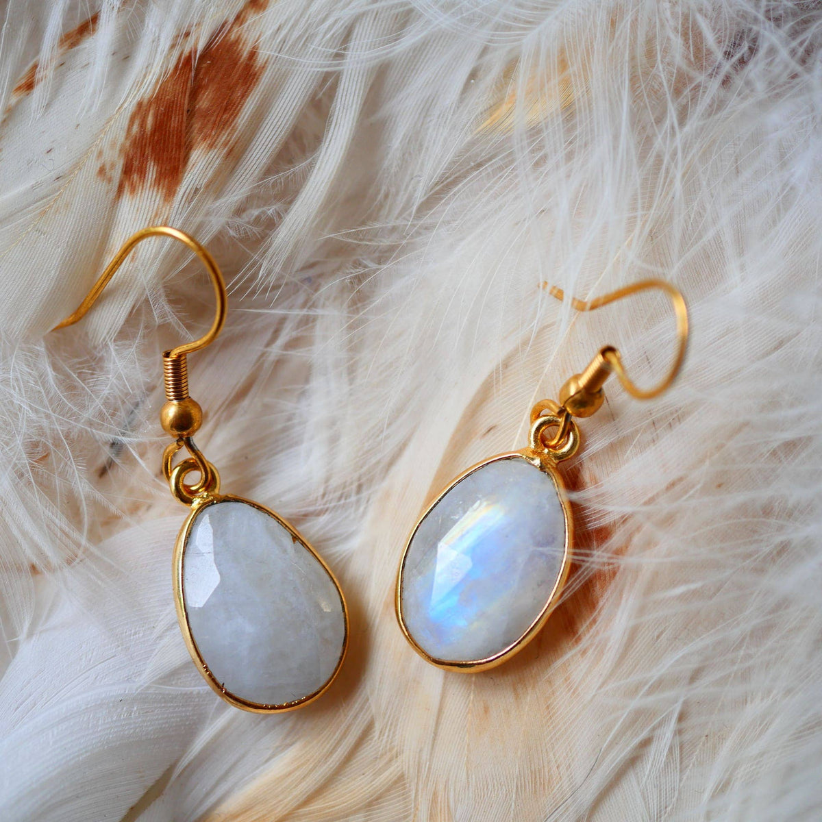 Pendientes Kaumudi de Piedra Luna Arcoíris