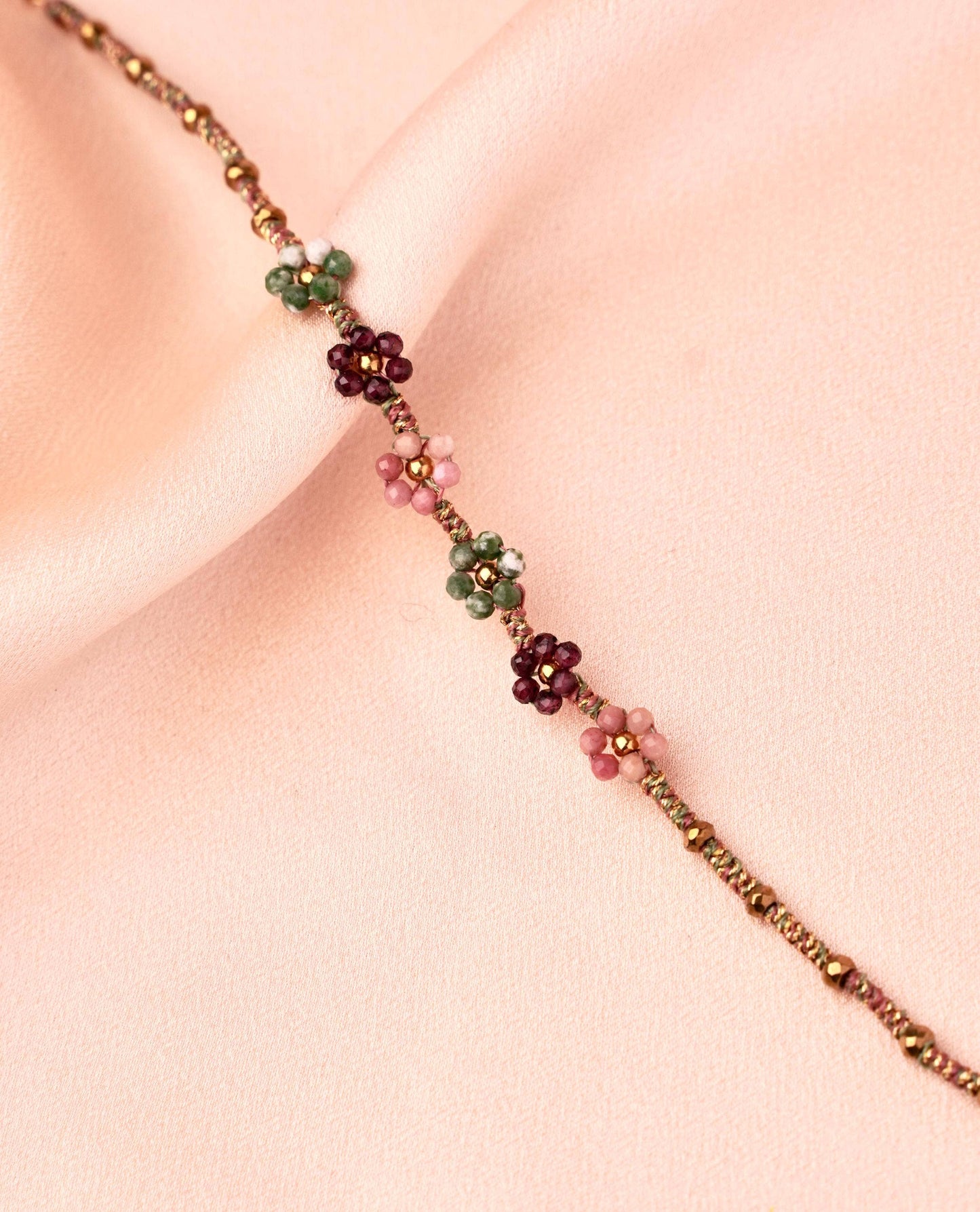 Pulsera de mujer con flores de piedra natural