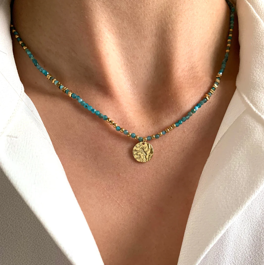 Collar de perlas de piedra natural
