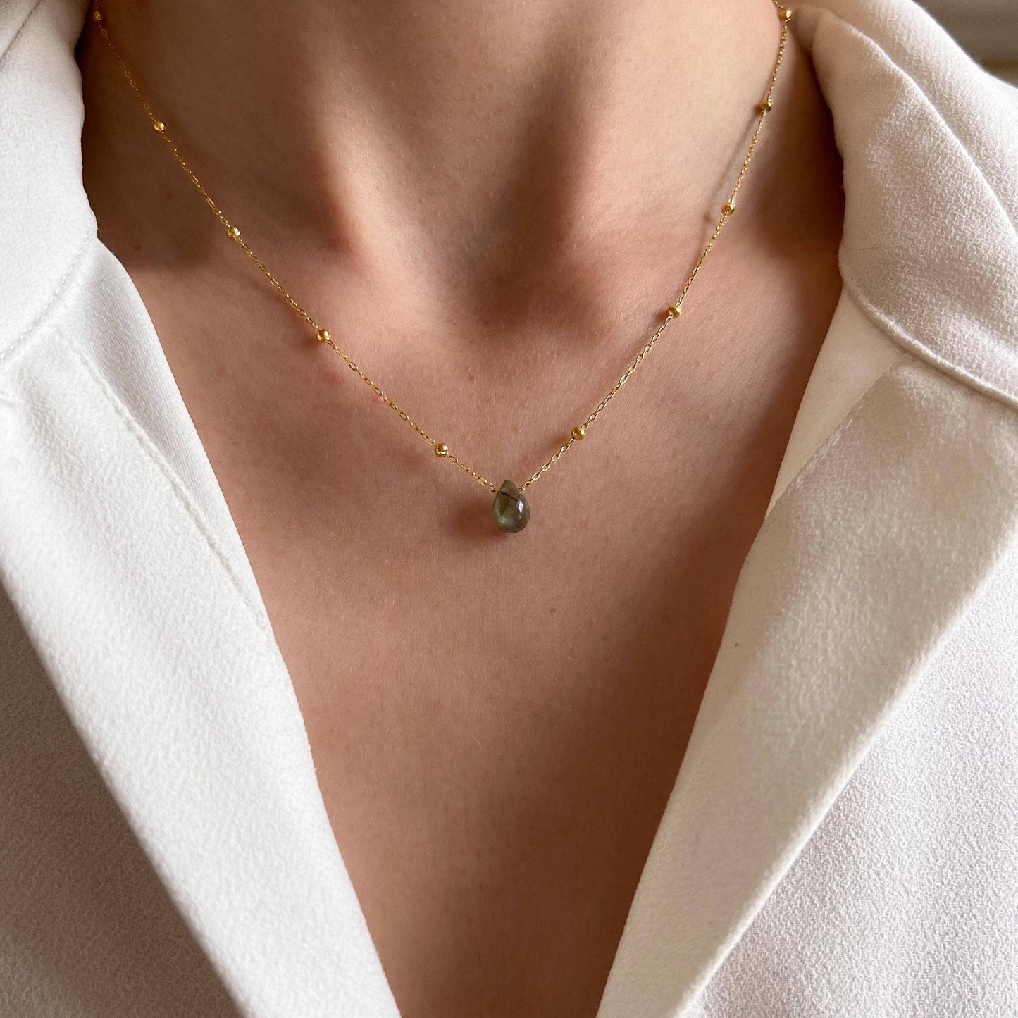 Collar fino con colgante de piedra labradorita en forma de gota