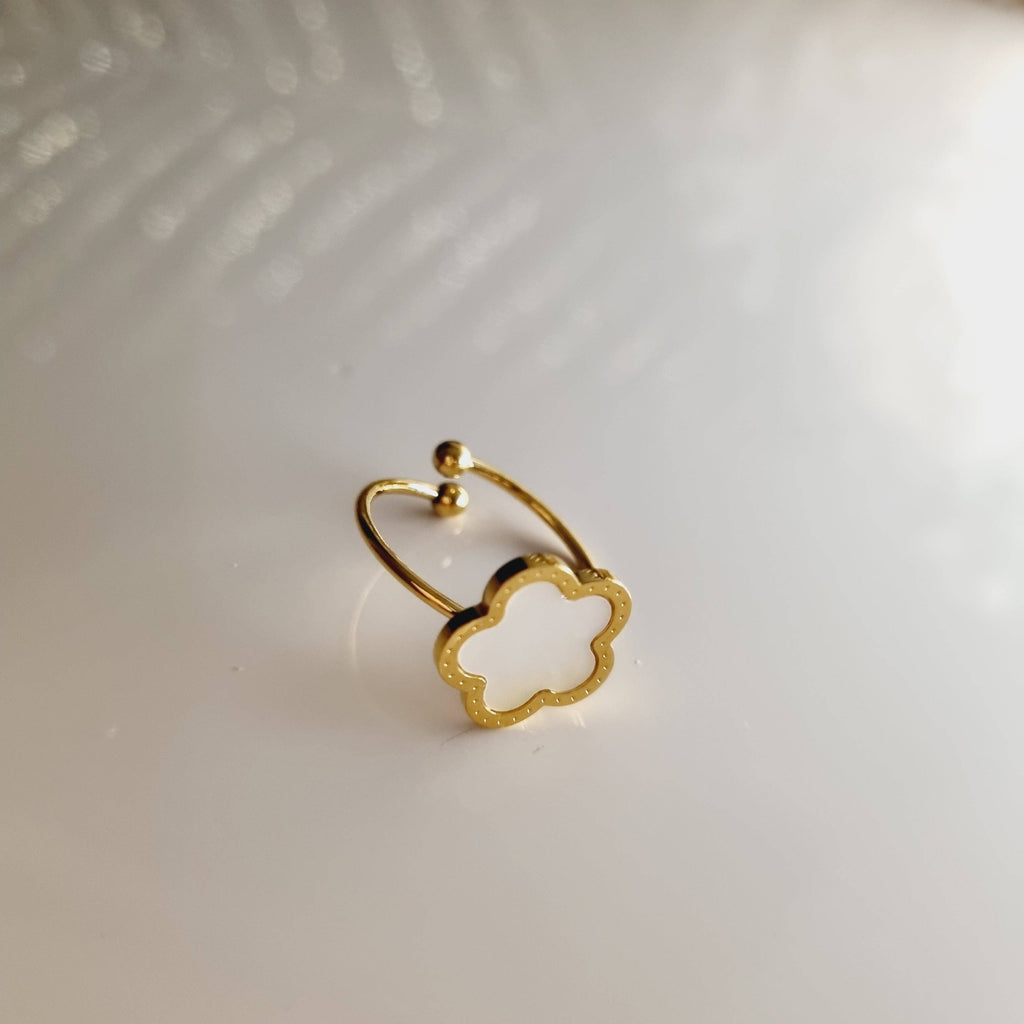 Anillo de trébol de 5 hojas en oro y blanco nacarado