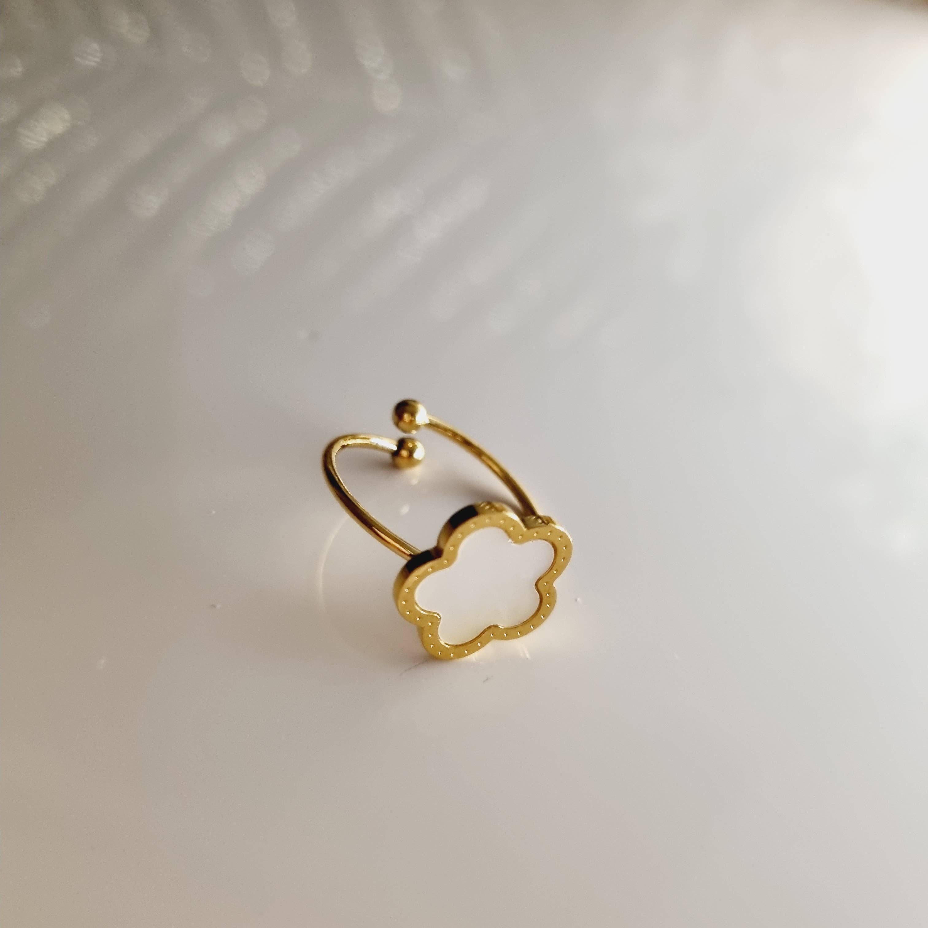 Anillo de trébol de 5 hojas en oro y blanco nacarado