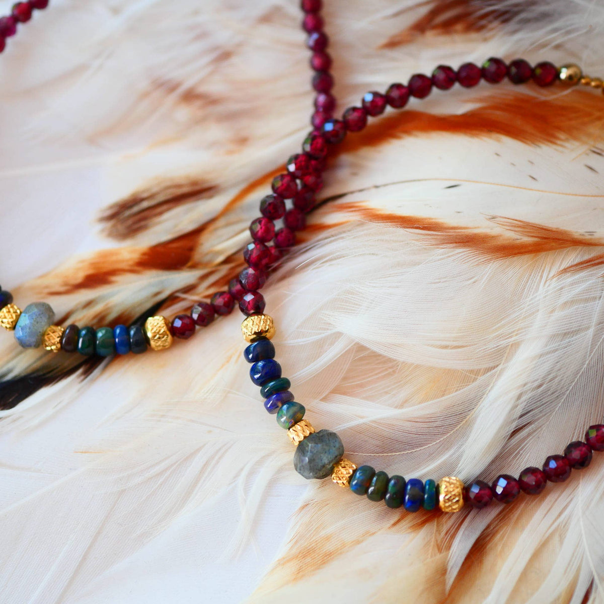 Pulsera Tamas · granate, ópalo negro y labradorita