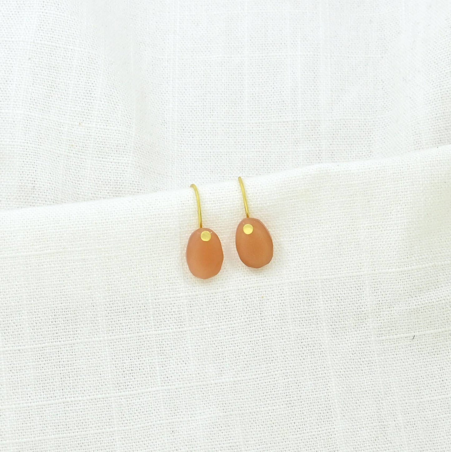 Pendientes Bella Gemstone dorados con piedra lunar color melocotón