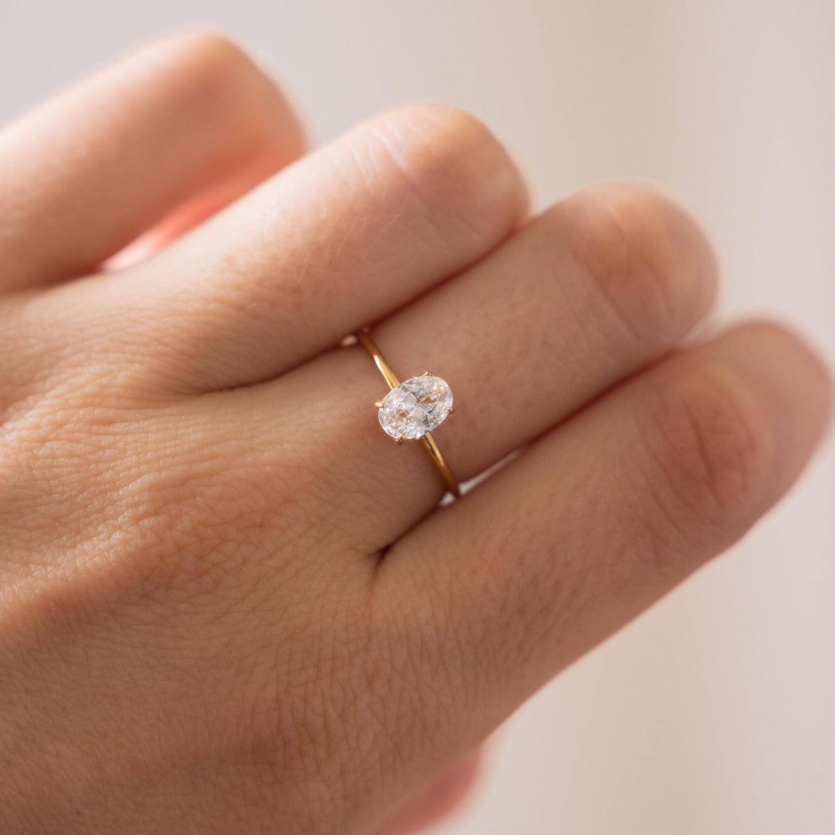 Anillo solitario ovalado de circonio / anillo ajustable