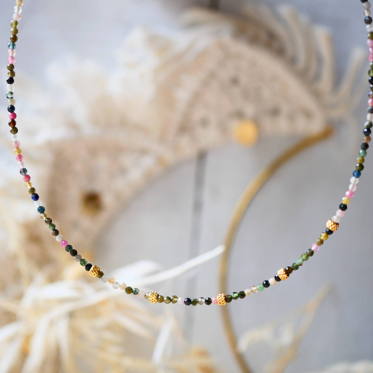 Collar PUNARJANM - lapislázuli, rubí, amazonita