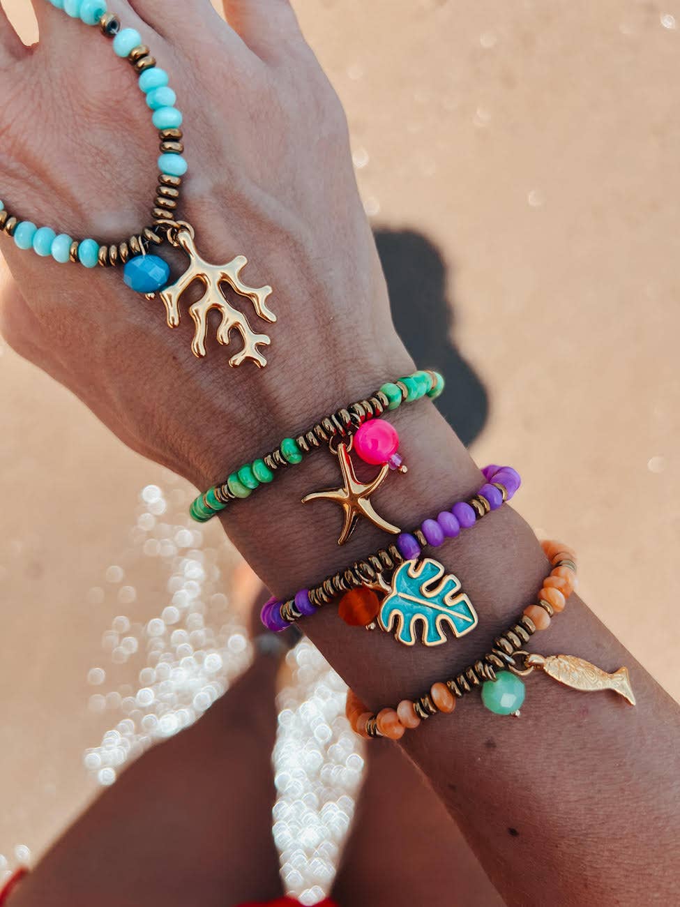 Colgantes de verano: pulseras exóticas en varios colores