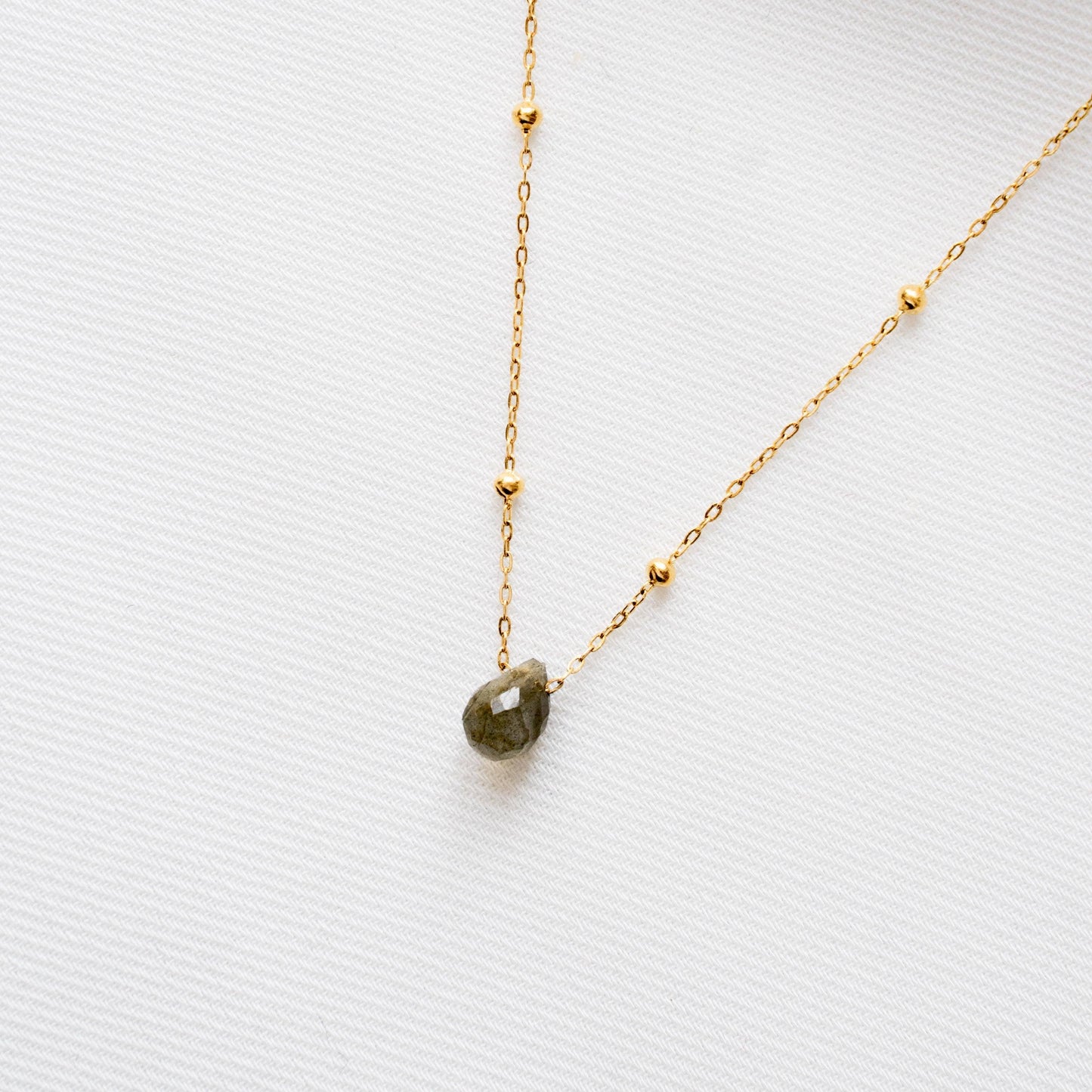 Collar fino con colgante de piedra labradorita en forma de gota