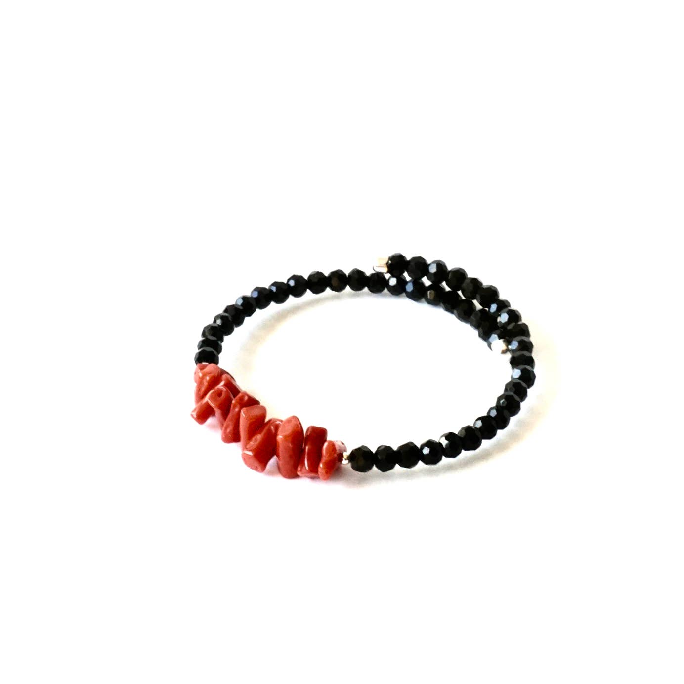 Pulsera de  Coral y Onix Negro. Plata. Hecho a mano.