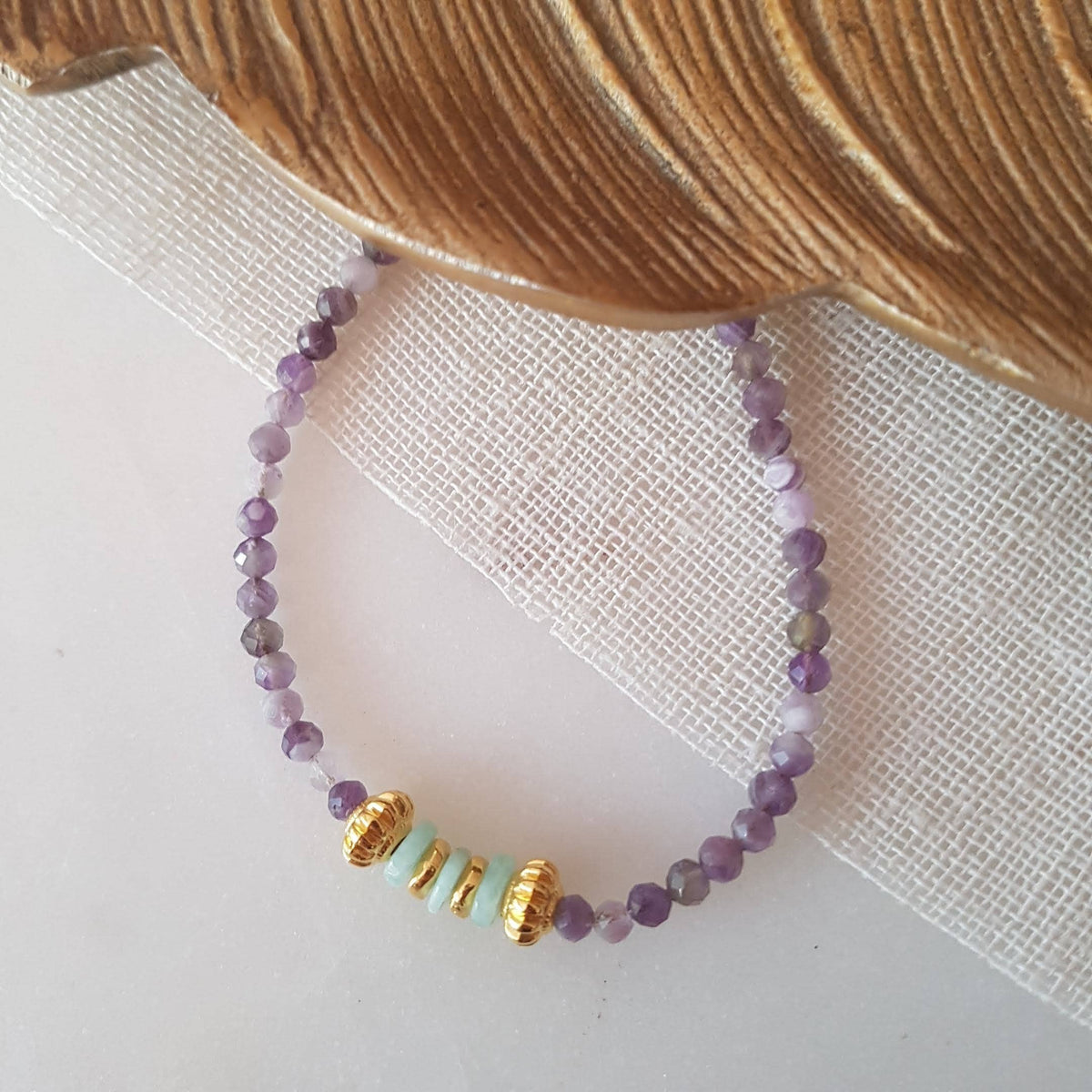 Pulsera Shanti de amatista y amazonita con charms dorados