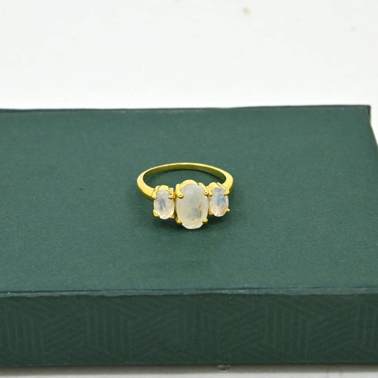 Anillo Winslet de plata bañada en oro - Piedra lunar arcoíris