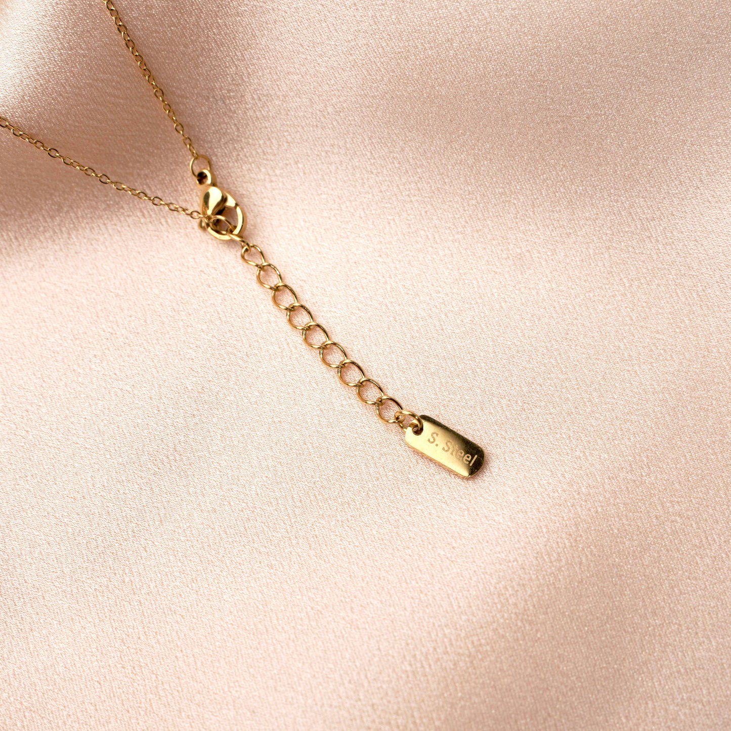 Collar con colgante de flor de nácar blanco