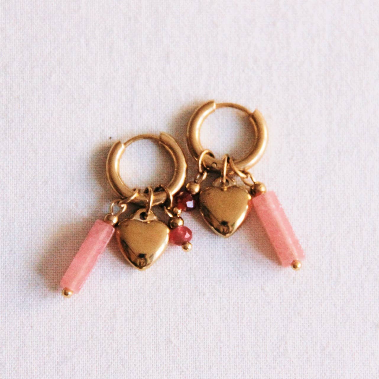Pendiente ancho con tubo, faceta y corazón - rosa