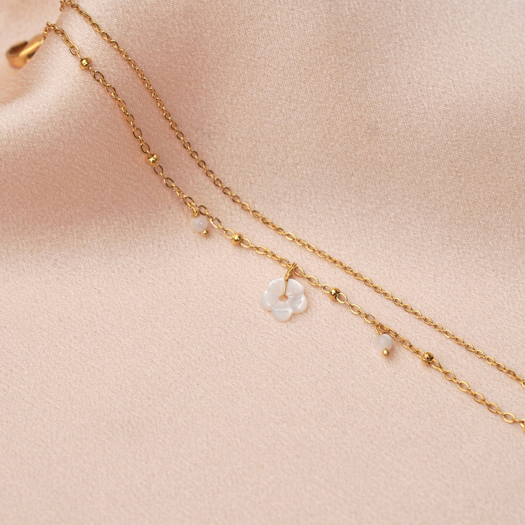 Pulsera blanca con flor y perla de nácar