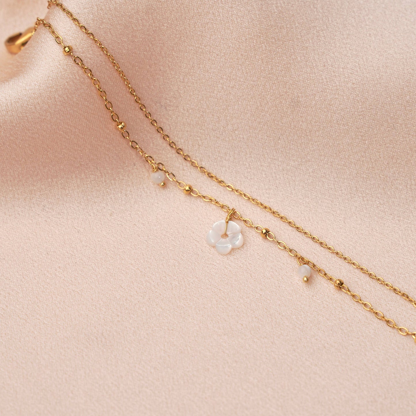 Pulsera blanca con flor y perla de nácar