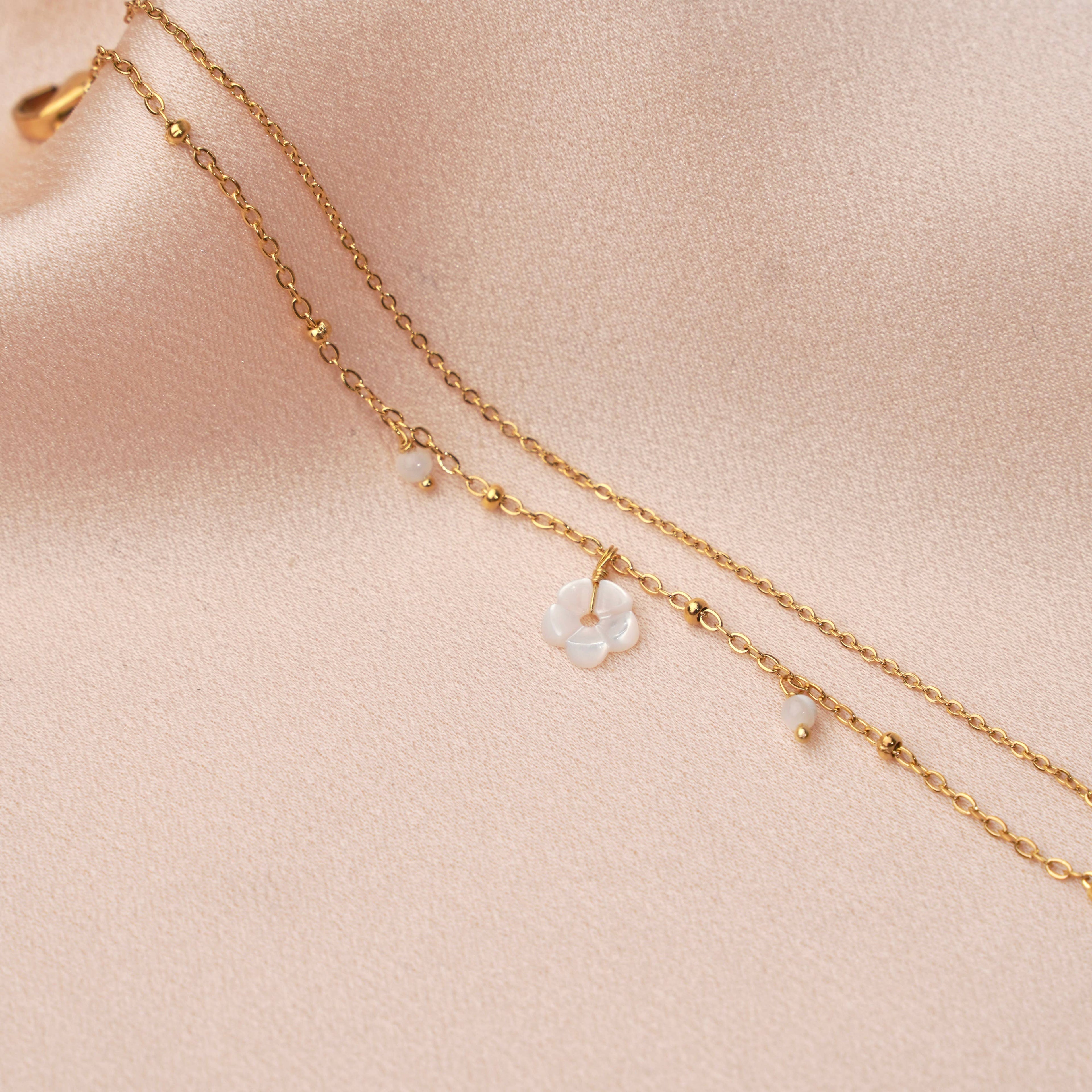 Pulsera blanca con flor y perla de nácar