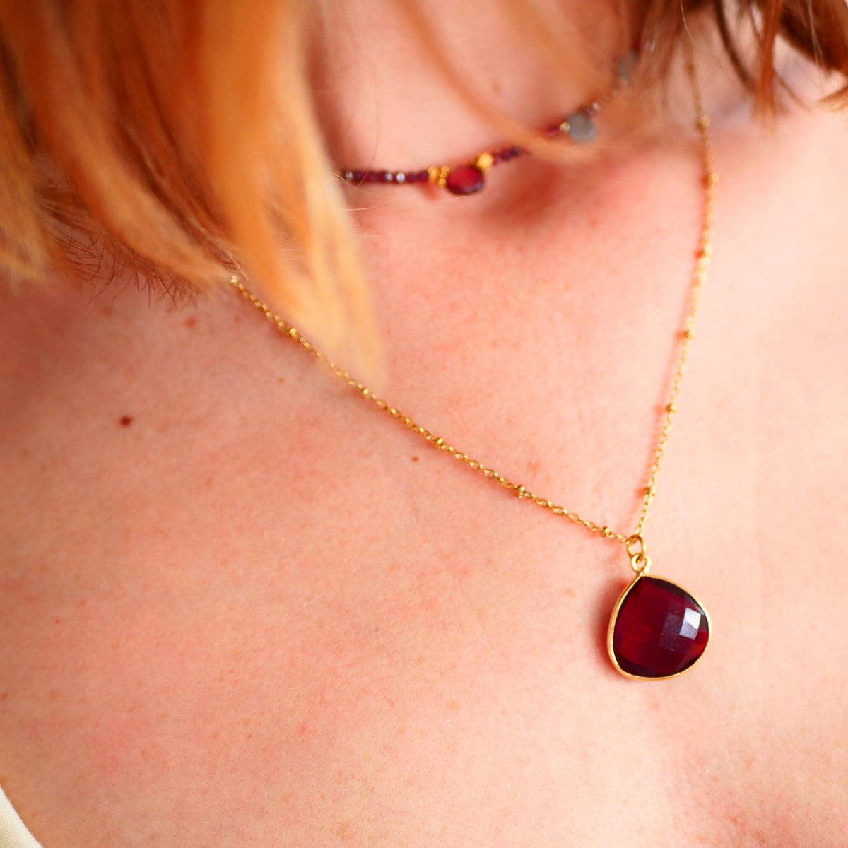 Collar Sagara · granate y aguamarina