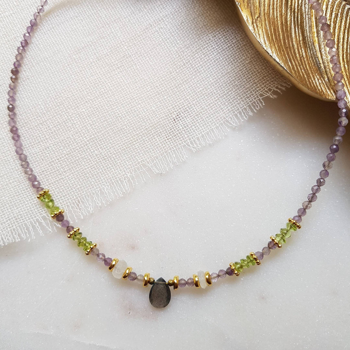 Elyna - Collar Choker de Labradorita, Amatista, Peridoto y Piedra Luna
