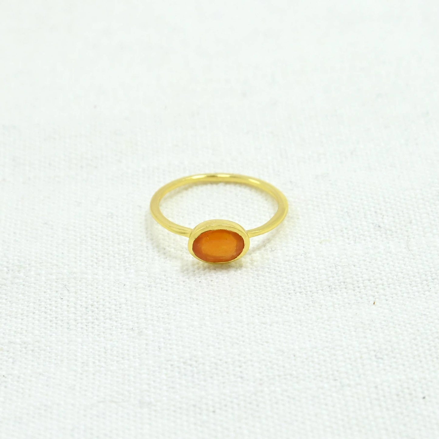 Anillo de piedras preciosas ovaladas, plata y cornalina naranja