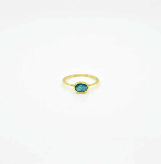 Anillo de piedras preciosas ovaladas, plata y apatita azul