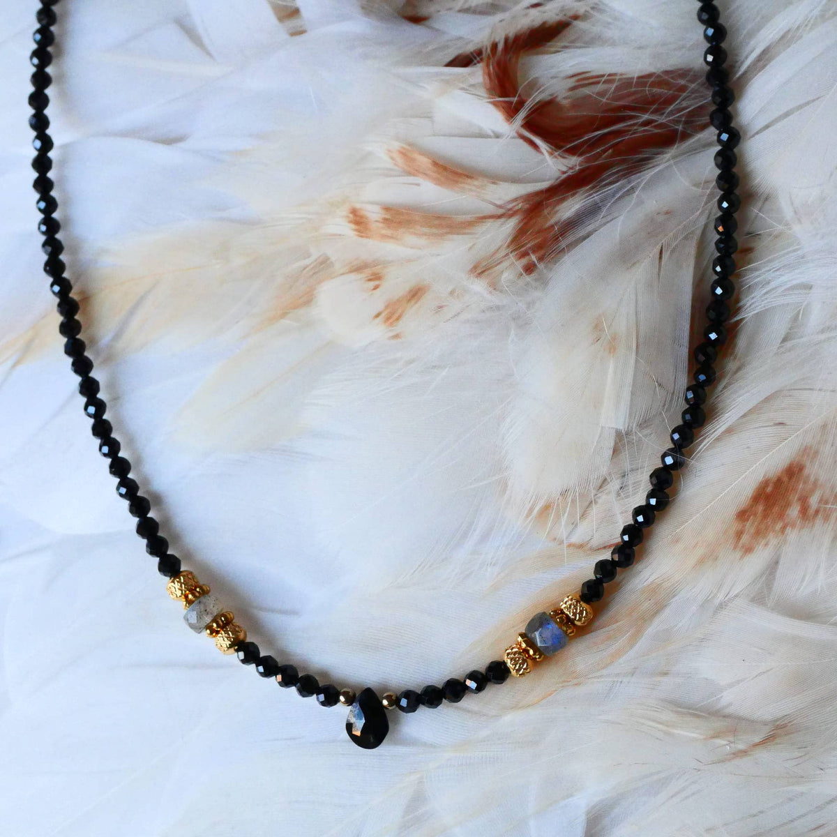 Collar Kala Raksha - Espinela Negra, Ónix, Labradorita