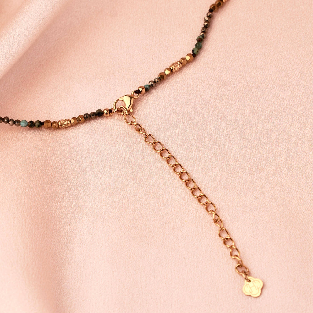 Collar dorado de turquesa africana y colgante gota – Elegancia y energía positiva