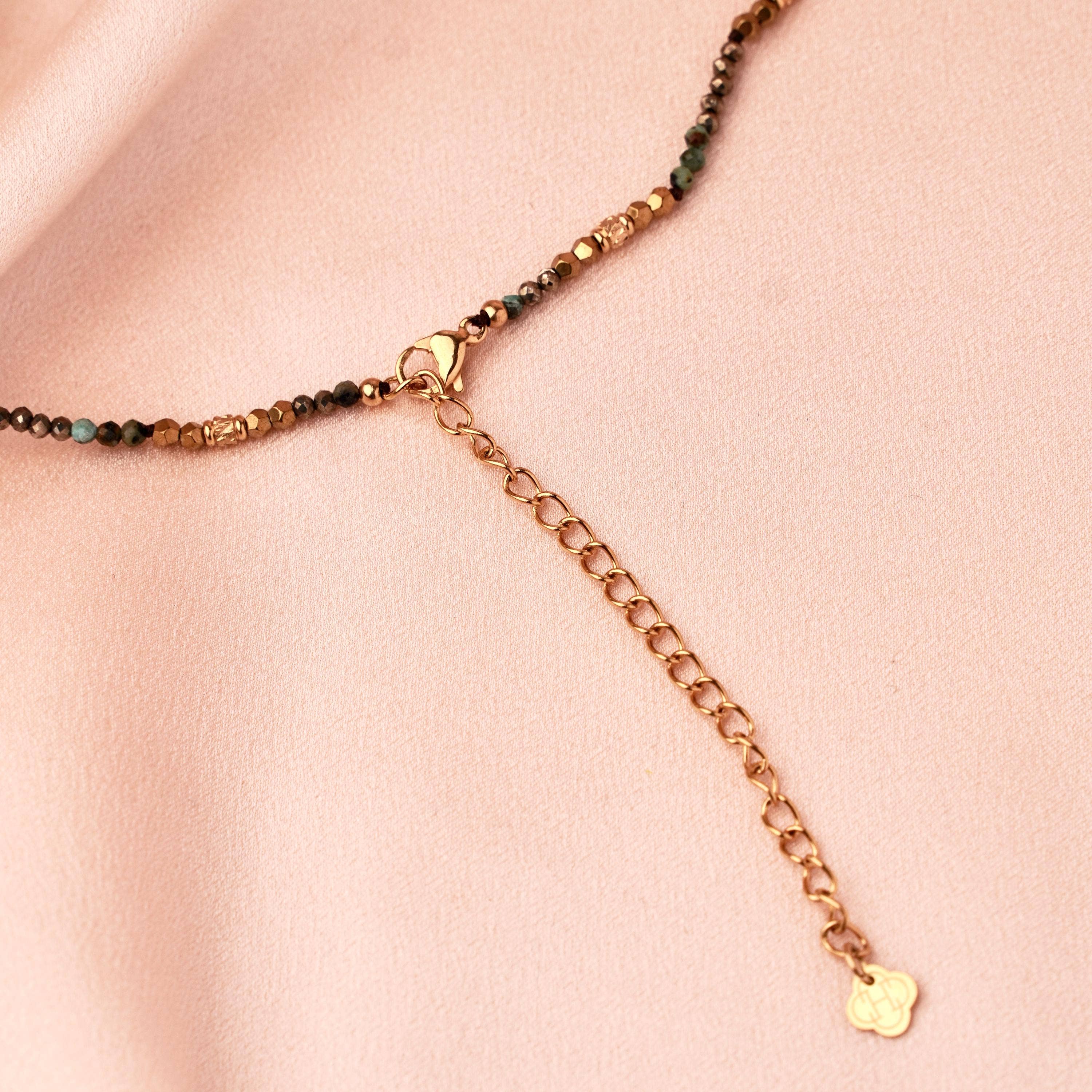 Collar dorado de turquesa africana y colgante gota – Elegancia y energía positiva