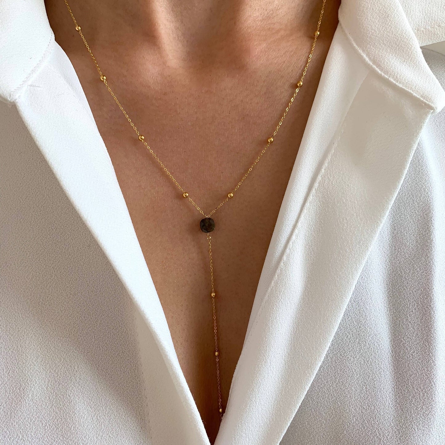 Collar para mujer con colgante de piedra labradorita y cadena fina de acero inoxidable