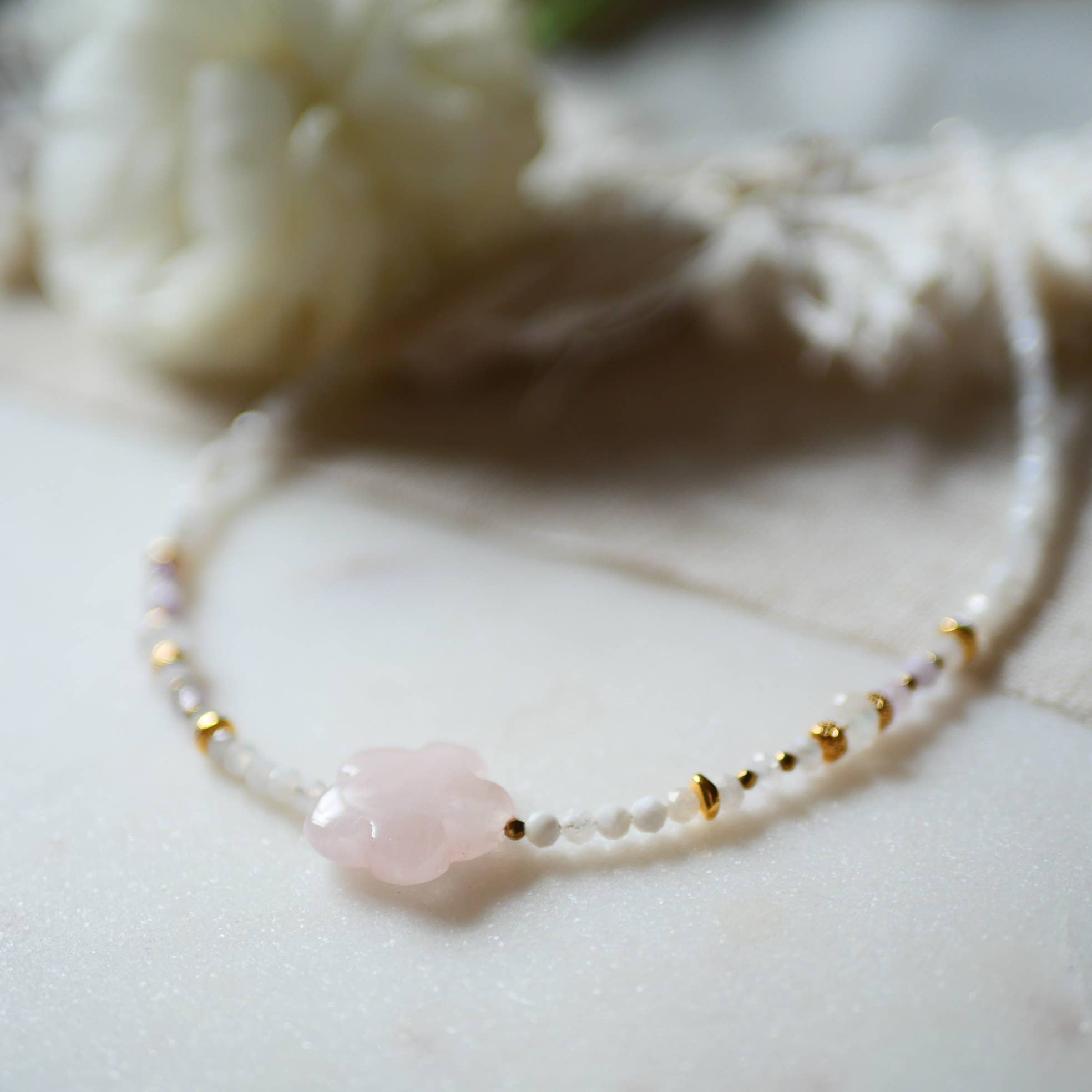 COLLAR CON PIEDRA LUNAR, CUARZO, ROSA, CAMELIA