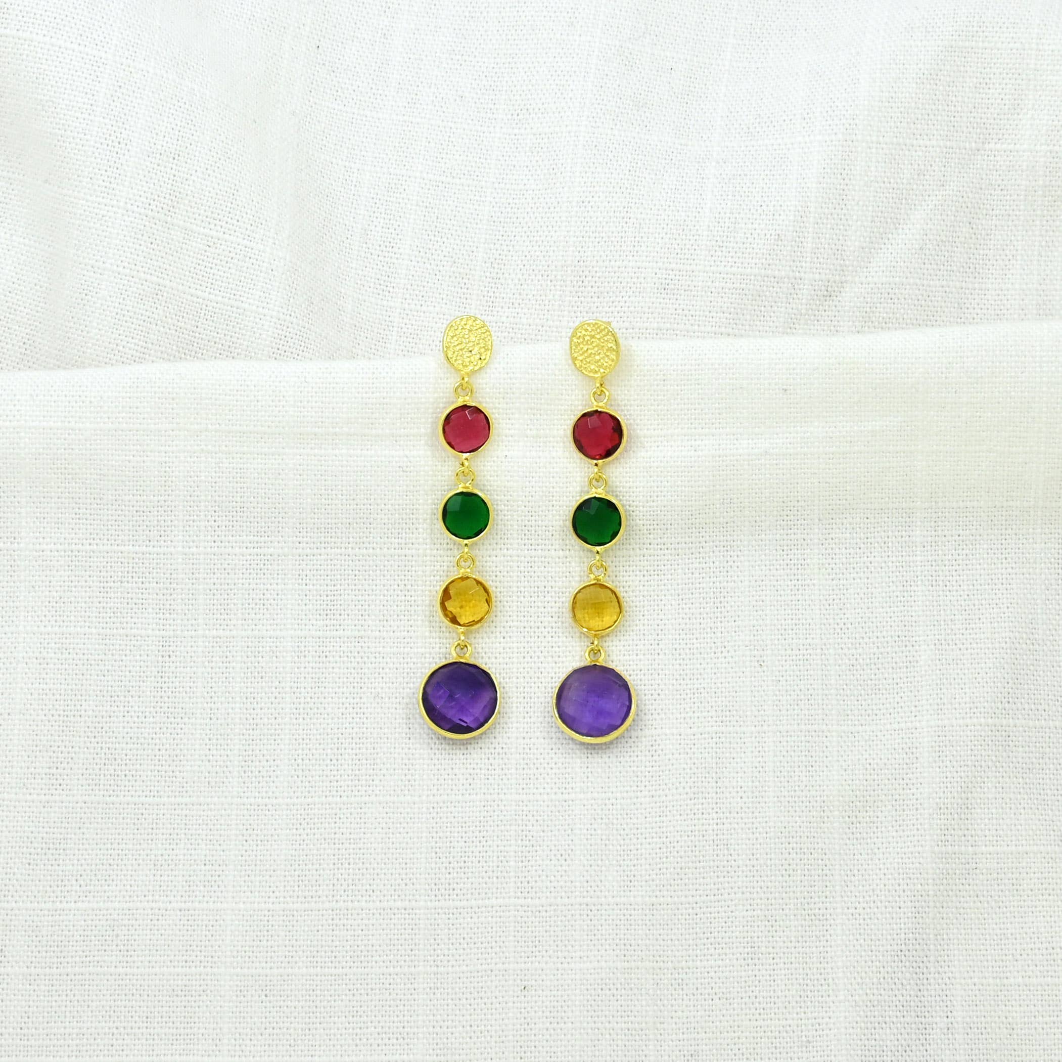 Pendiente Antonia largo con gema multicolor