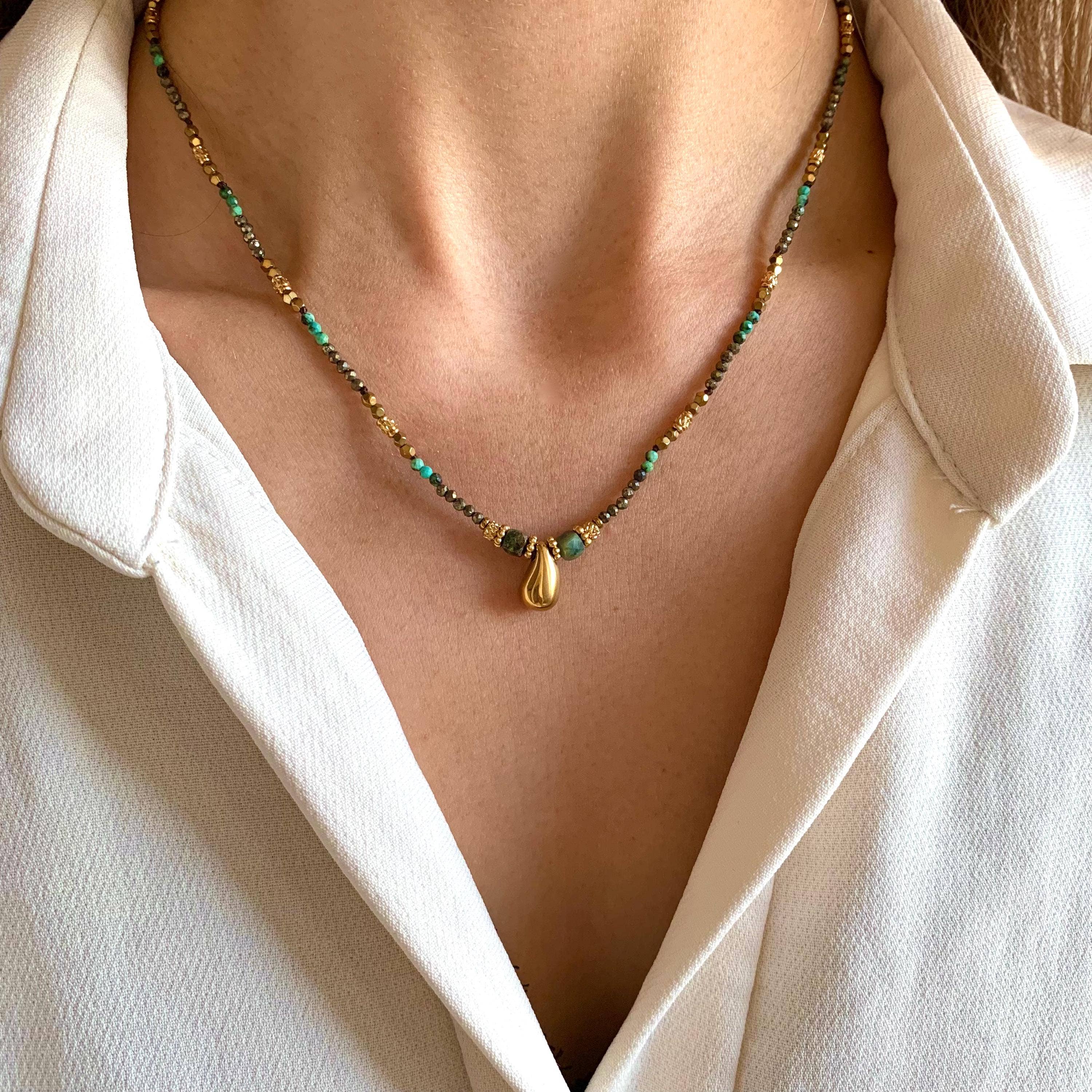 Collar dorado de turquesa africana y colgante gota – Elegancia y energía positiva