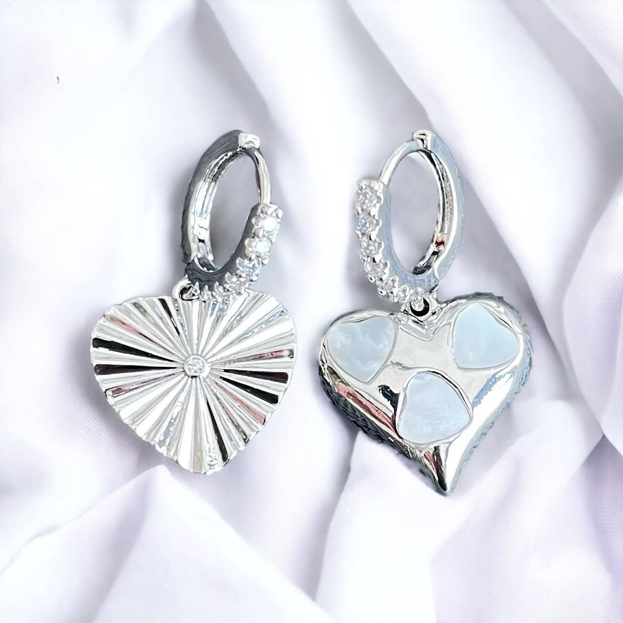 Pendientes de aro pequeños con forma de corazón nacarado