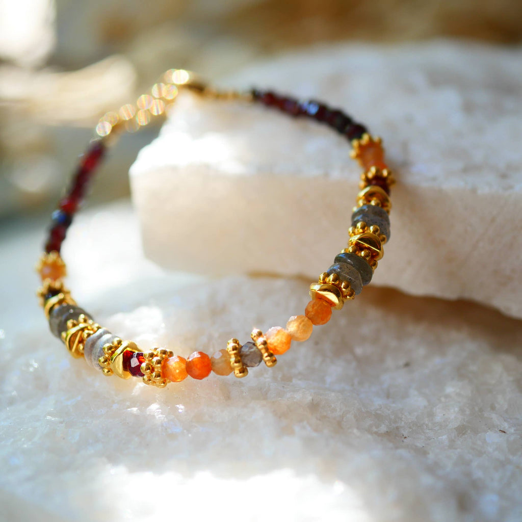 PULSERA NIRNAAN GRANATE