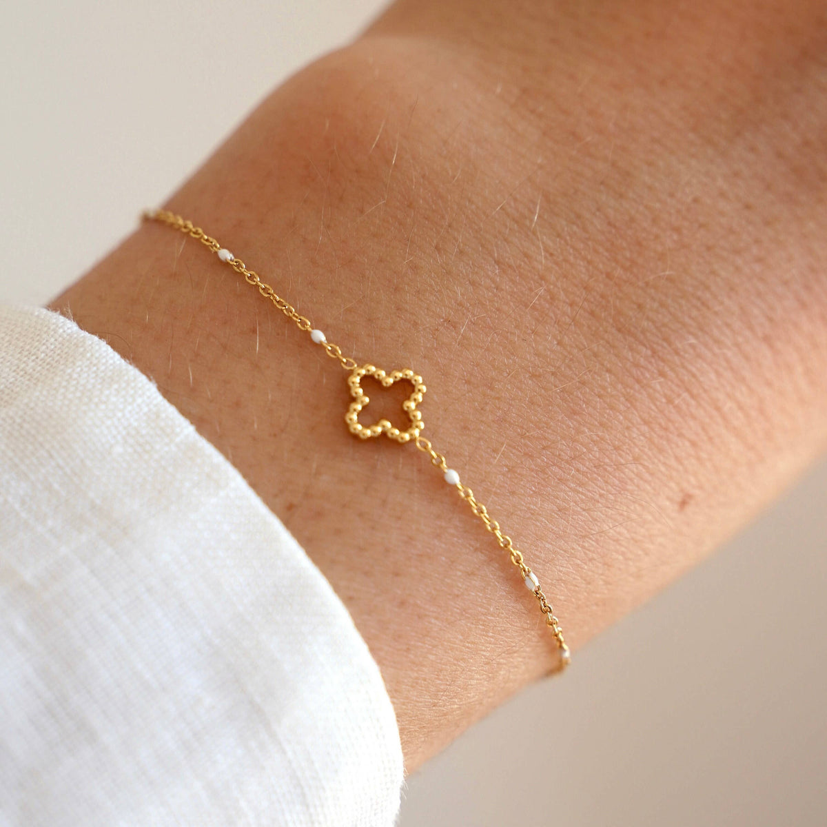 Pulsera fina de trébol blanco de acero inoxidable