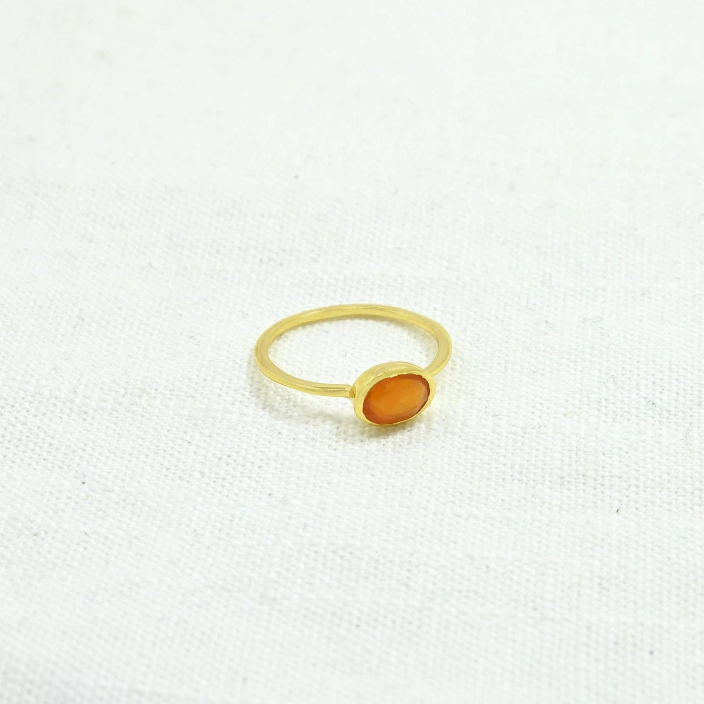 Anillo de piedras preciosas ovaladas, plata y cornalina naranja
