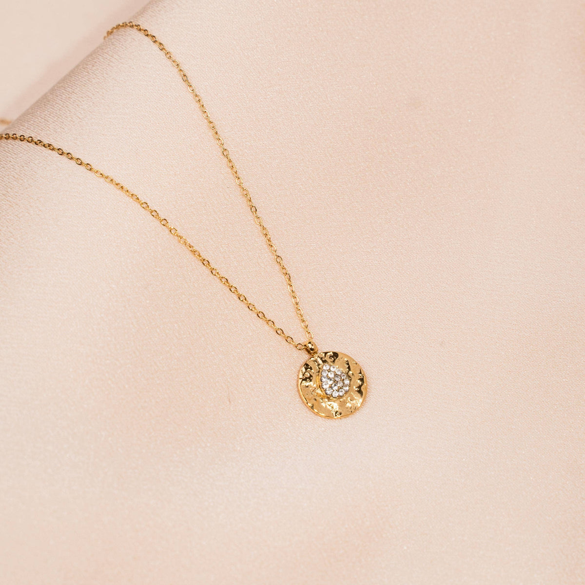 Collar Colgante Redondo con Circonitas en Forma de Gota