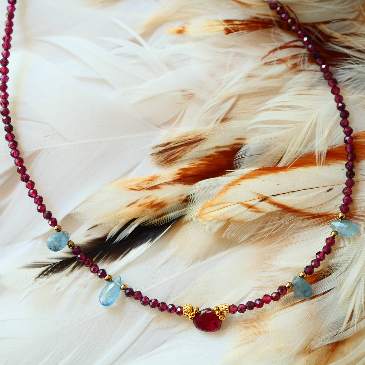 Collar Sagara · granate y aguamarina