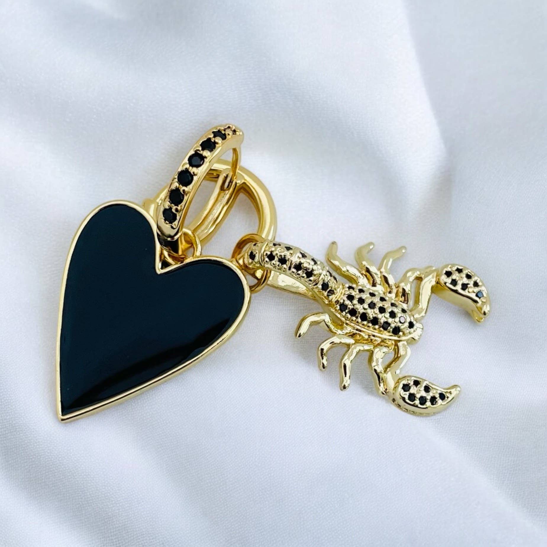 Pendientes de aro en forma de escorpio