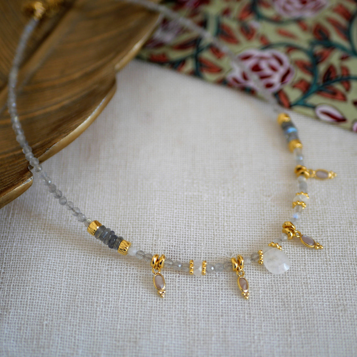 Collar JYOTI de Labradorita, Piedra Luna y Piedra Luna Naranja