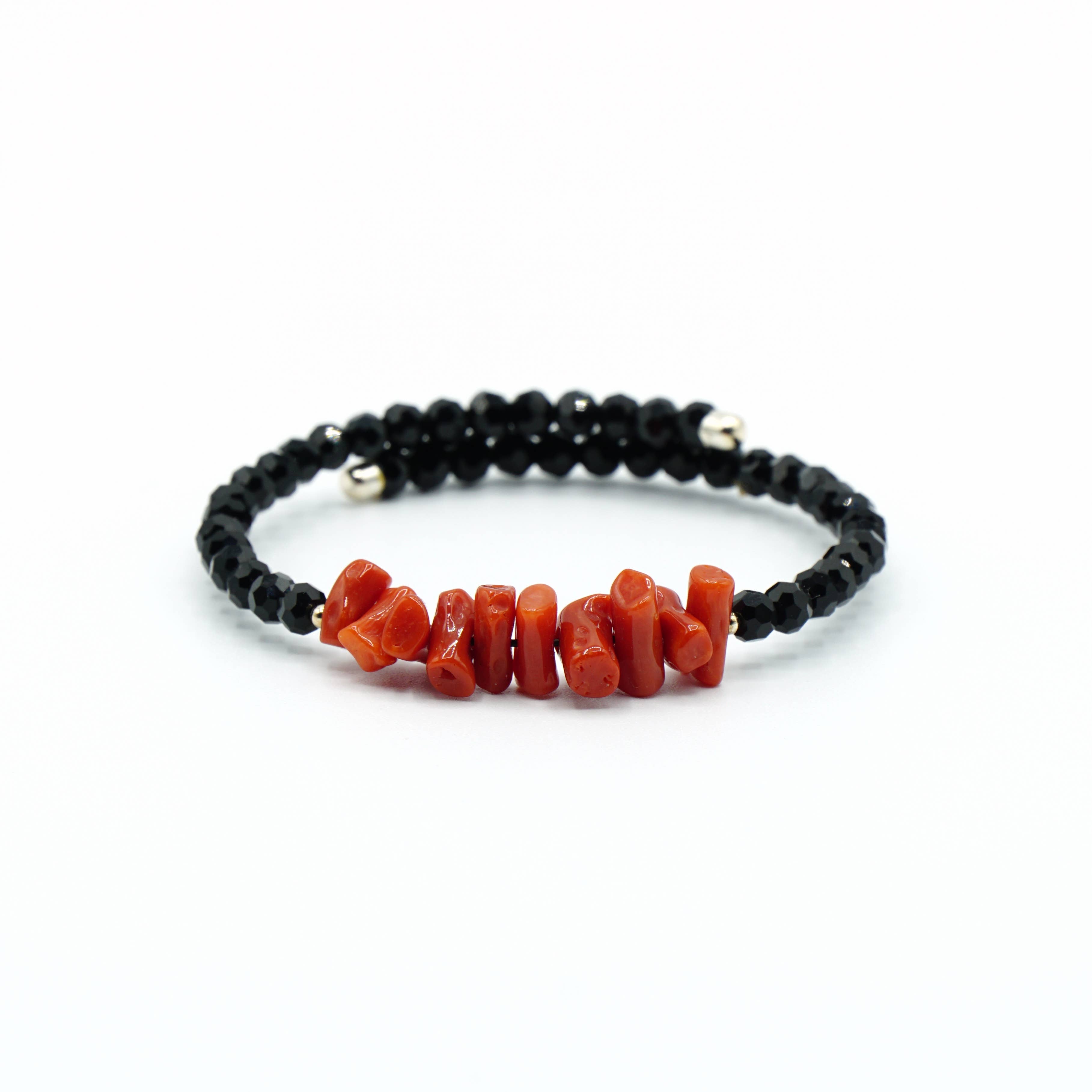 Pulsera de  Coral y Onix Negro. Plata. Hecho a mano.