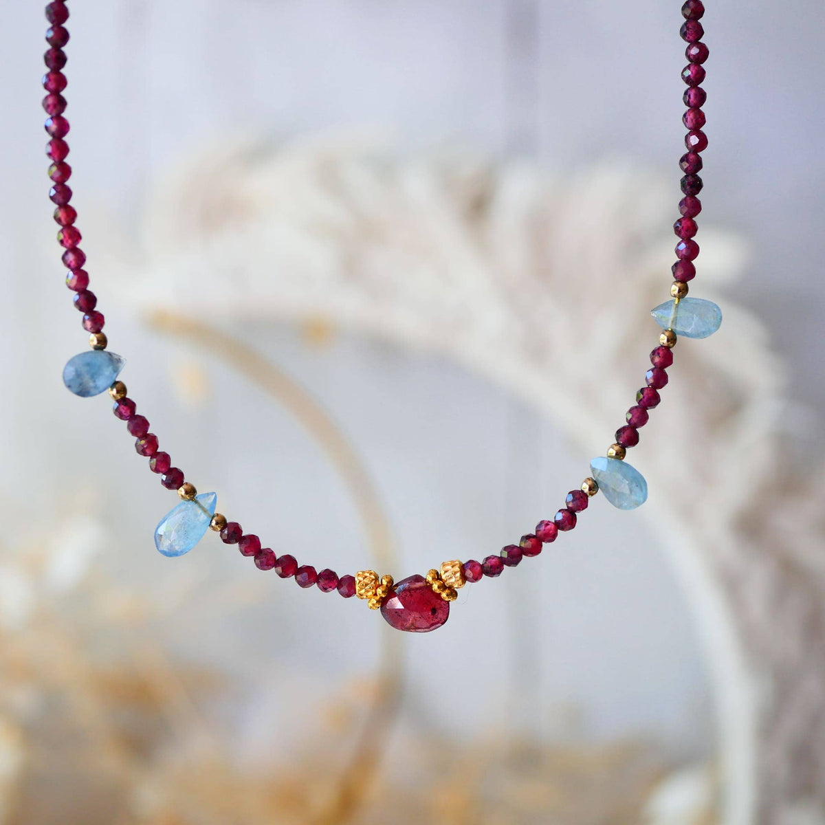 Collar Sagara · granate y aguamarina