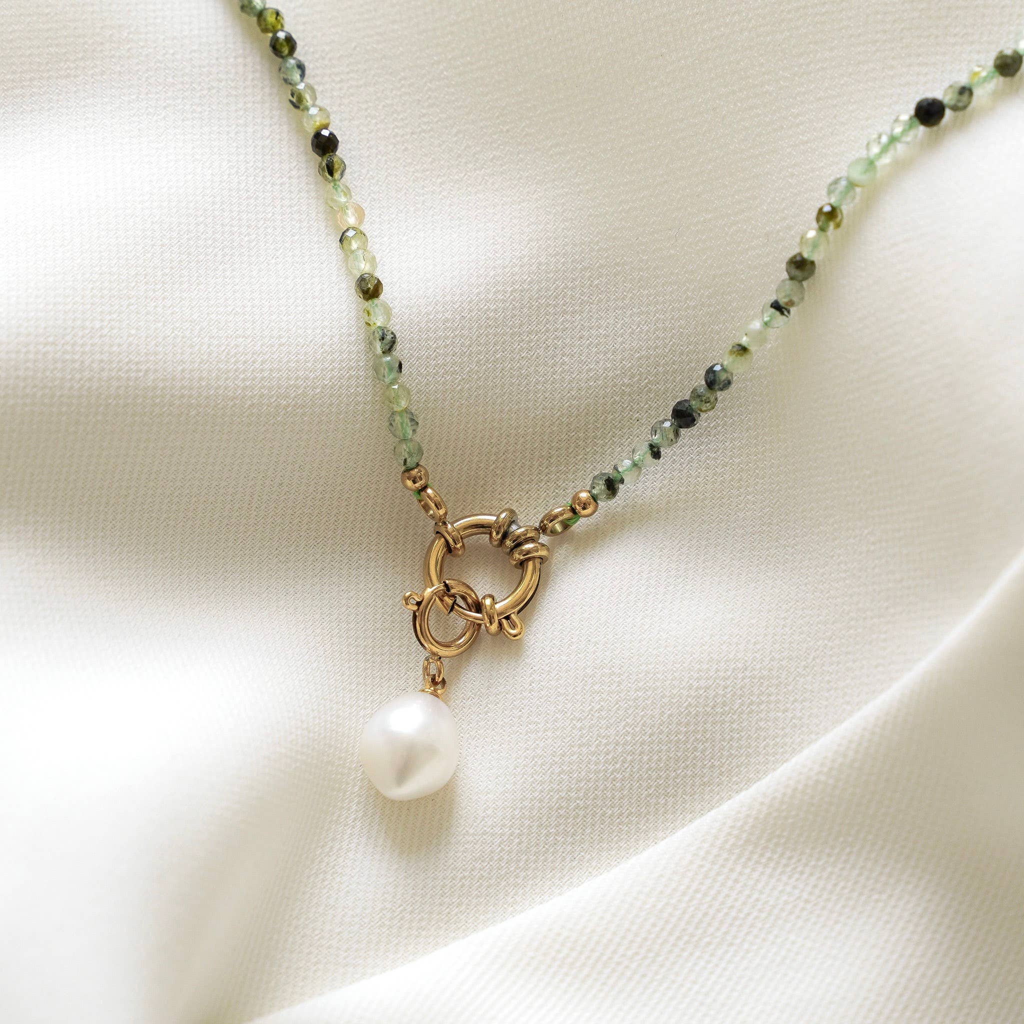 Collar de piedra natural prehnita y perla de agua dulce