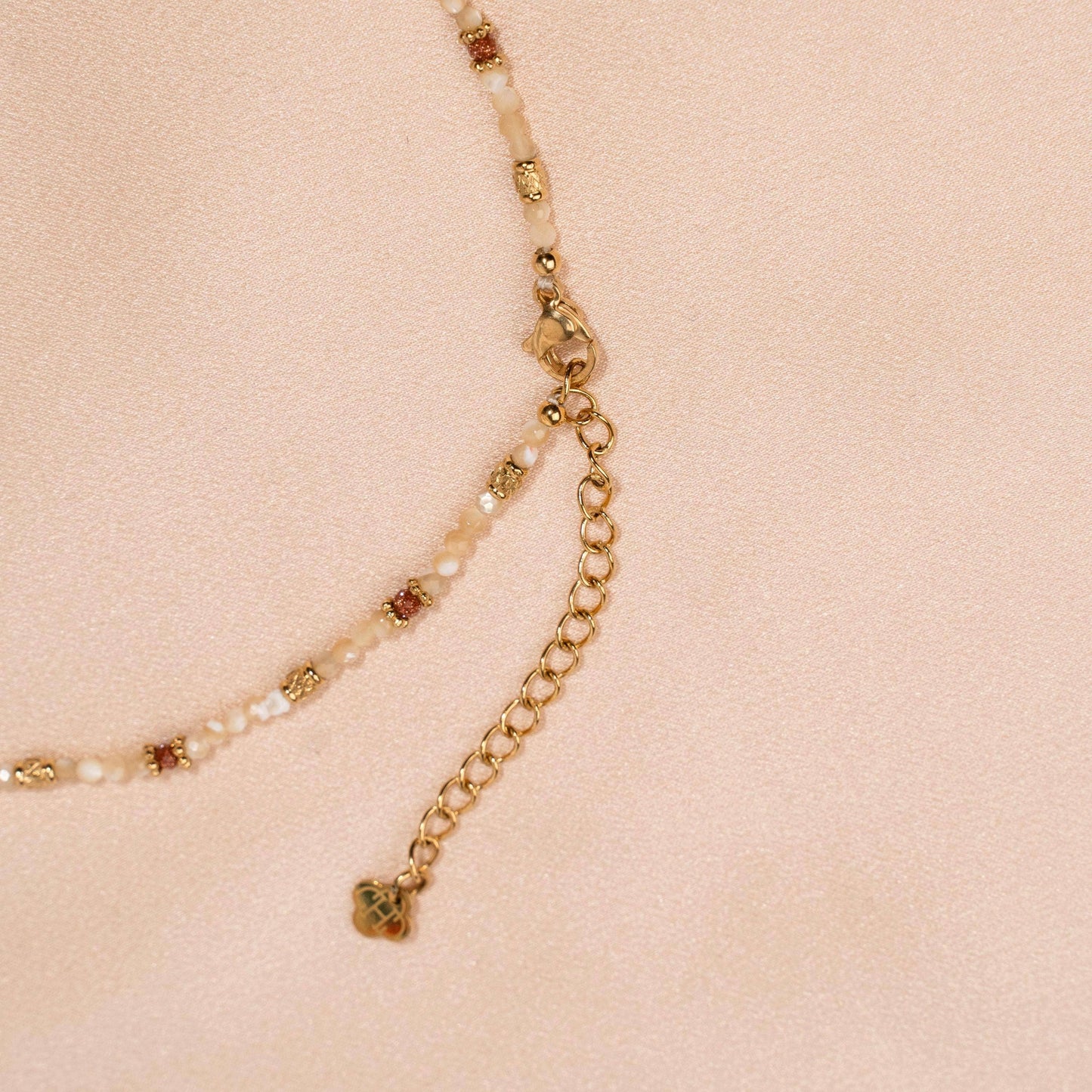 Collar de nácar blanco natural con cuentas multicolor