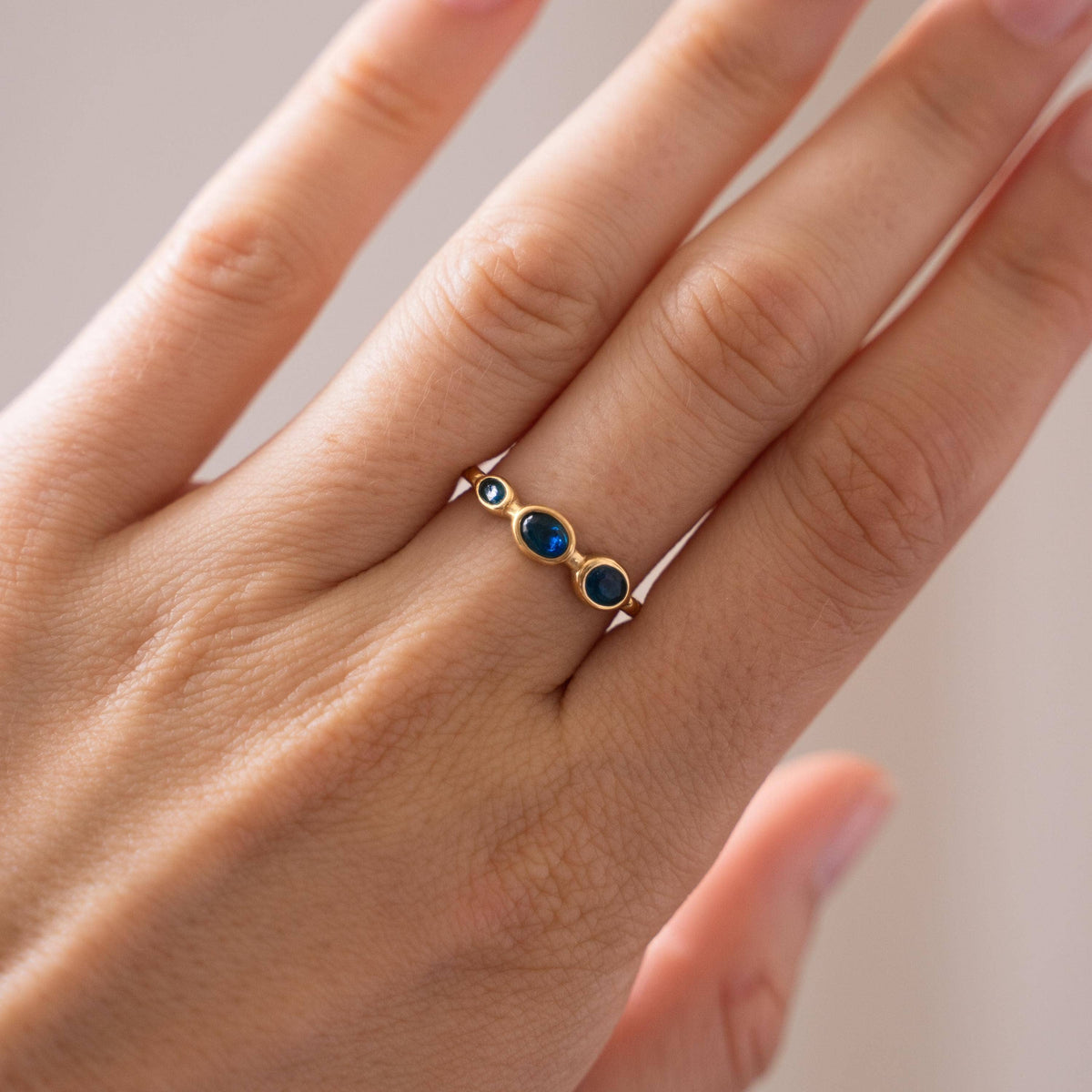 Anillo Ajustable Tres Circonitas Azules en Acero Inoxidable