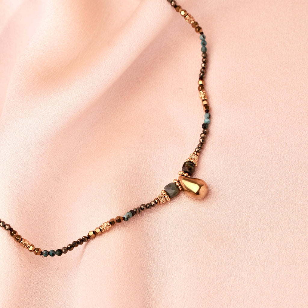 Collar dorado de turquesa africana y colgante gota – Elegancia y energía positiva