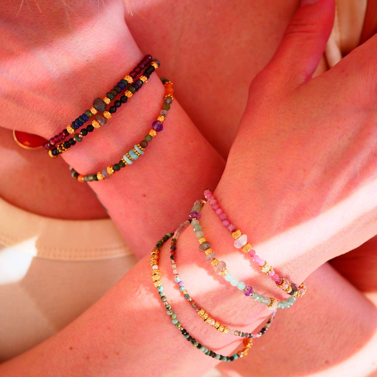 Pulsera Tamas · granate, ópalo negro y labradorita